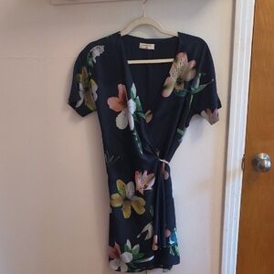 Aritzia Babaton Wallace Floral V Neck Short Sleeve Tie Waist Wrap Dress Size XS